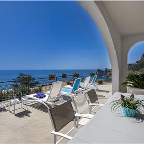 4 bedroom with pool and panoramic sea views near Serrento, sleeps 10